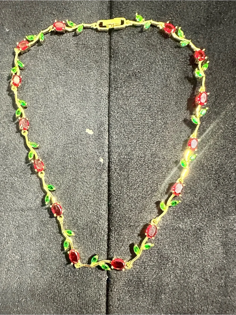 Lovely Interlocking Rose Glass Rhinestone Choker Necklace